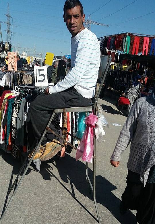 סוחר בשוק הבדואי. חגיגה של צבעים ואווירה שמחה. למה לסגור? (צילום: טל שחר)